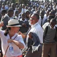 Hallo beim Tanzen in einer Schule in Kampala