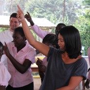 Hallo Tim und ich tanzen zusammen im Tasso Center, das sich um HIV und Aids Patienten kümmert, mit den betroffenen Kindern und Jugendlichen